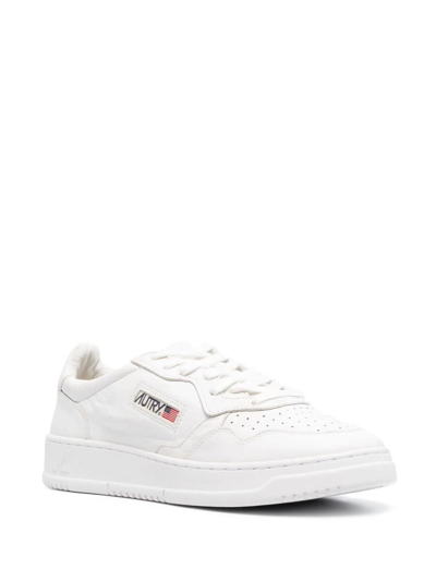 Shop Autry Medalist Low Sneakers In White Leather In Bianco