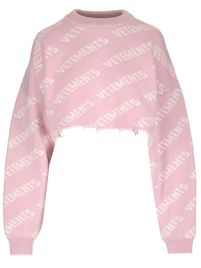 Shop Vetements Monogram Cropped Sweater In Rose