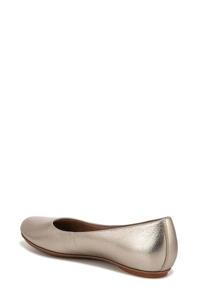 Naturalizer Maxwell Skimmer Flat In Warm Silver Leather