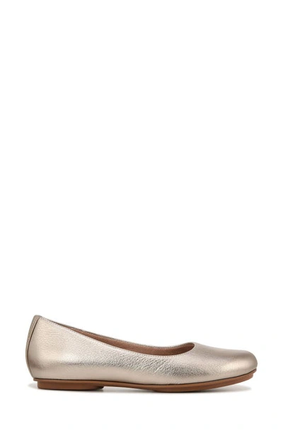 Naturalizer Maxwell Skimmer Flat In Warm Silver Leather