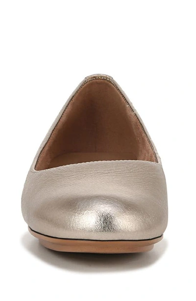 Naturalizer Maxwell Skimmer Flat In Warm Silver Leather