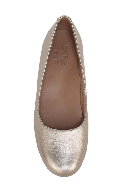 Naturalizer Maxwell Skimmer Flat In Warm Silver Leather
