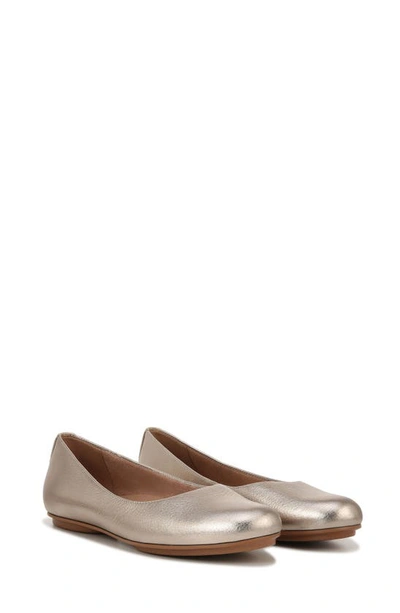 Naturalizer Maxwell Skimmer Flat In Warm Silver Leather