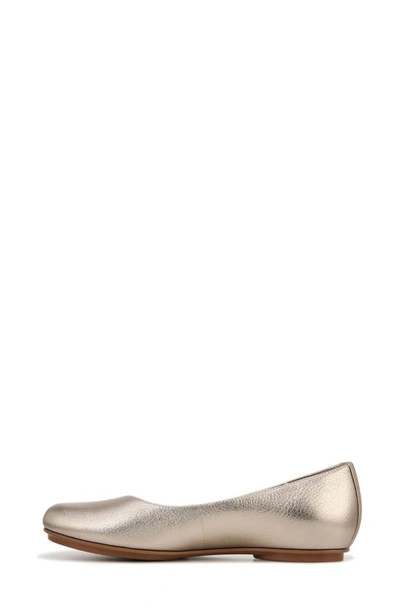 Naturalizer Maxwell Skimmer Flat In Warm Silver Leather