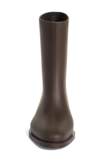 Shop Totême The Rain Boot In Coffee