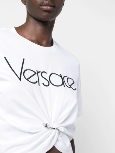 Shop Versace T-shirt Con Logo Safety Pin In White