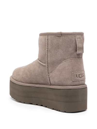 Shop Ugg Stivali Con Plateau Classic Mini In Grey