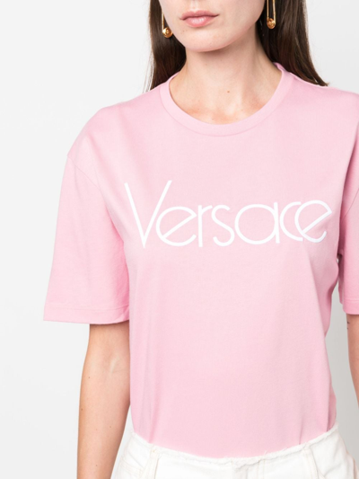 Shop Versace T-shirt Con Logo In Pink