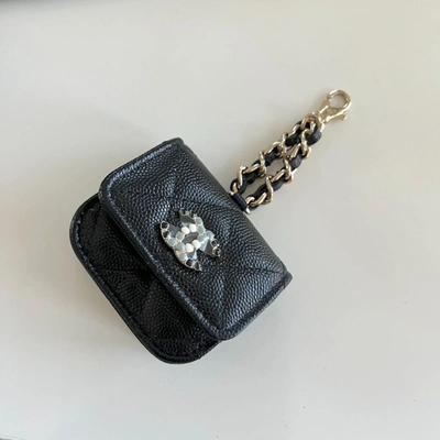 Pre-owned Chanel Caviar Quilted Crystal Cc Airpods Pro And Phone Case With Chain