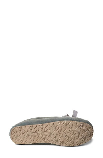 Minnetonka Cosi Faux Shearling Slipper In Grey Multi