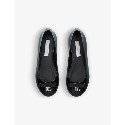 Shop Dolce & Gabbana Vernice Dg-logo Patent-leather Ballet Flats 6-9 Years In Black