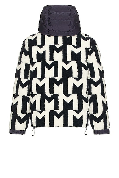 Moncler I20911a00147 89a9z F70 In White & Black