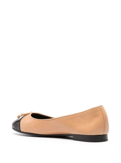Shop Tory Burch Beige Ballet Flats With Bow Detail And Contrasting Toe In Leather Woman