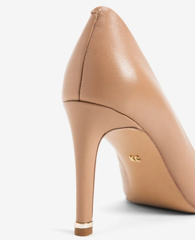 Kenneth Cole Riley 85 Leather Heel With Rebound In Latte