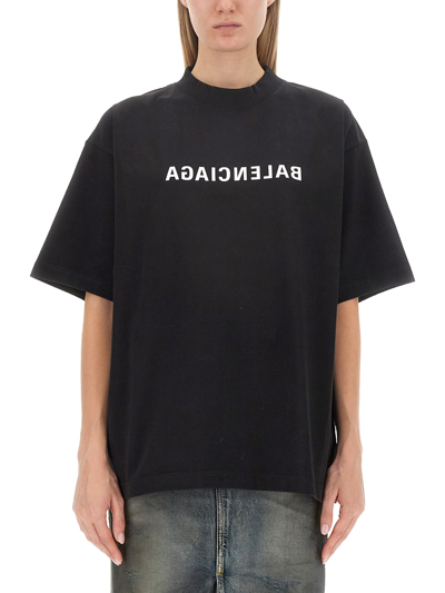 Shop Balenciaga T-shirt With Logo In Black