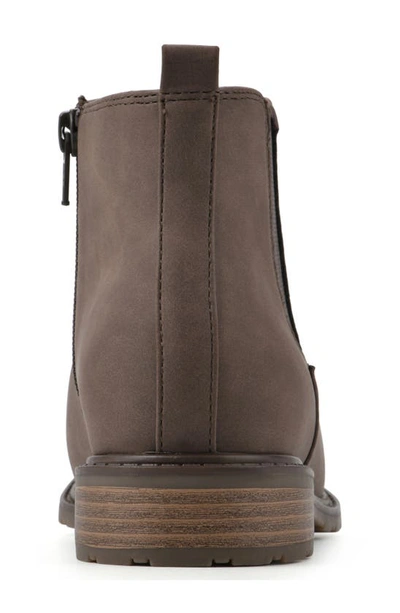 White Mountain Footwear Caching Chelsea Boot In Brown/ Smooth