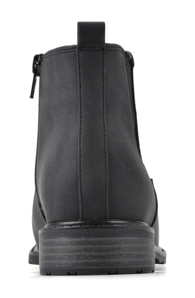 White Mountain Footwear Caching Chelsea Boot In Black/ Smooth