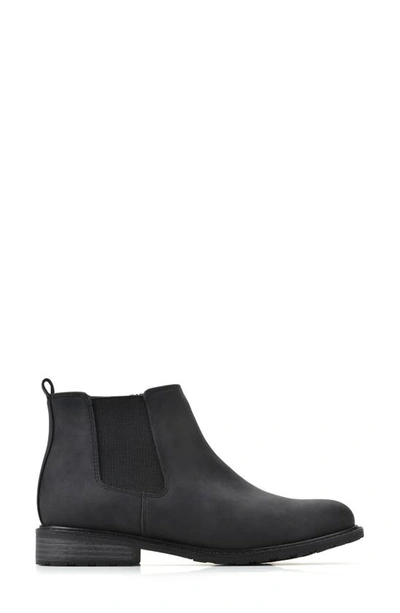 White Mountain Footwear Caching Chelsea Boot In Black/ Smooth
