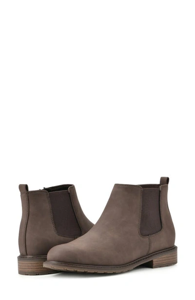 White Mountain Footwear Caching Chelsea Boot In Brown/ Smooth