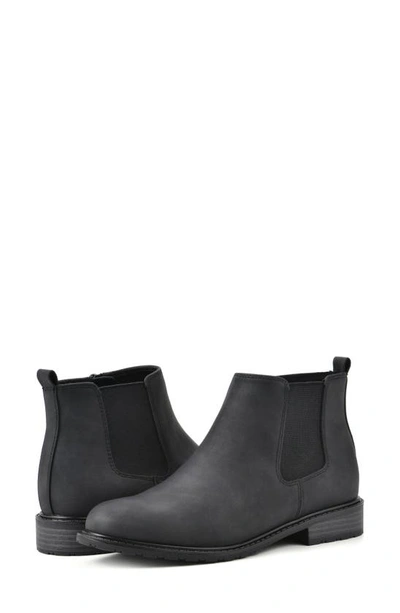 White Mountain Footwear Caching Chelsea Boot In Black/ Smooth