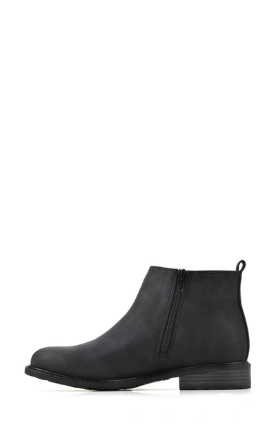 White Mountain Footwear Caching Chelsea Boot In Black/ Smooth