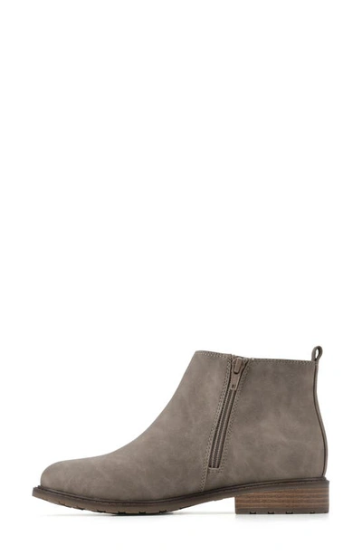 White Mountain Footwear Caching Chelsea Boot In Taupe/ Smooth
