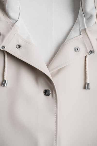 Stutterheim Mosebacke Long Raincoat In Light Sand