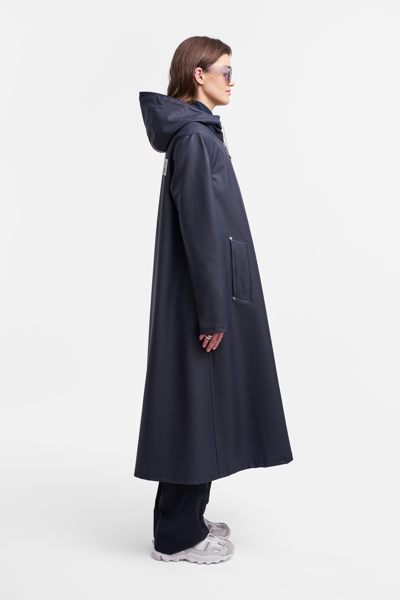 Stutterheim Mosebacke Long Print Raincoat In Navy