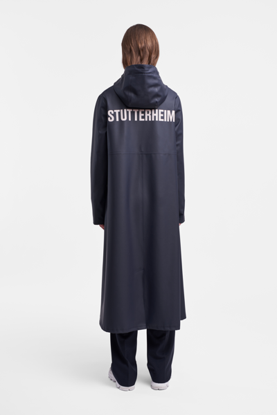 Stutterheim Mosebacke Long Print Raincoat In Navy