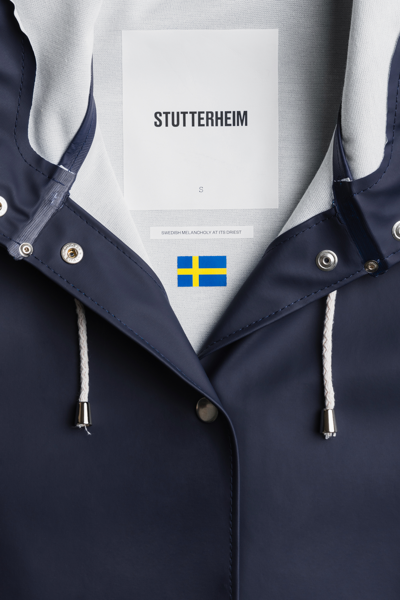 Stutterheim Mosebacke Long Print Raincoat In Navy