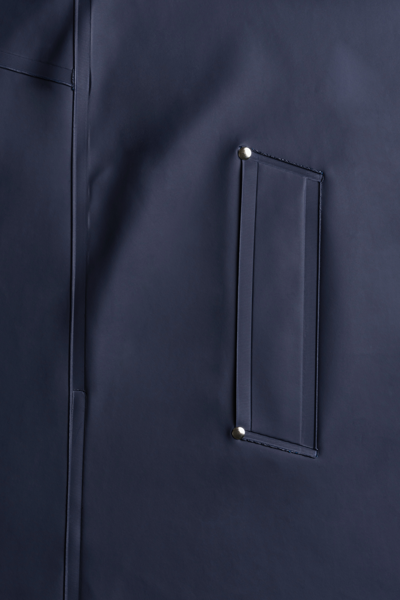 Stutterheim Mosebacke Long Print Raincoat In Navy