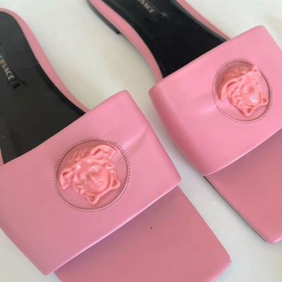 Pre-owned Versace La Medusa Plaque Pink Slides, 39