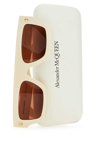 Alexander Mcqueen Spike Studs Contemporary Square Frame Tinted Sunglasses In White