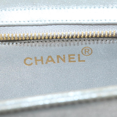 Pre-owned Chanel Leather Clutch Bag In Silver