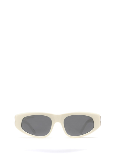 Shop Balenciaga Eyewear Rectangle In White