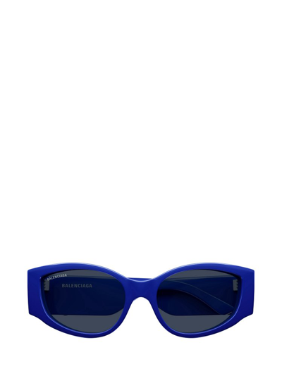 Shop Balenciaga Eyewear Cat In Blue