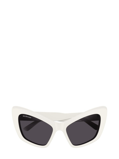 Shop Balenciaga Eyewear Monaco Cat In White