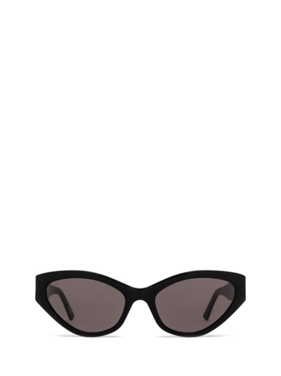 Shop Balenciaga Eyewear Gv Day Cat In Black
