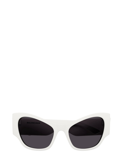 Shop Balenciaga Eyewear Cat In White