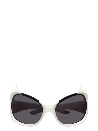 Shop Balenciaga Eyewear Gotham Cat In White