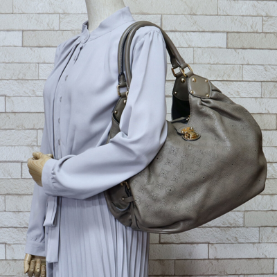 Fur trimmed grey Louis Vuitton handbag Stock Photo - Alamy