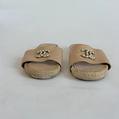 Pre-owned Chanel Tan Leather Espadrille Slides With Pearl Cc