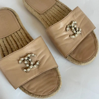 Pre-owned Chanel Tan Leather Espadrille Slides With Pearl Cc