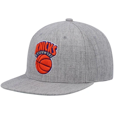 Shop Mitchell & Ness Heathered Gray New York Knicks Hardwood Classics Team 2.0 Snapback Hat In Heather Gray