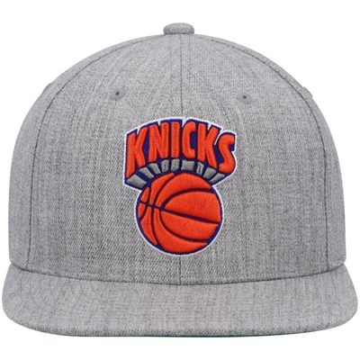 Shop Mitchell & Ness Heathered Gray New York Knicks Hardwood Classics Team 2.0 Snapback Hat In Heather Gray