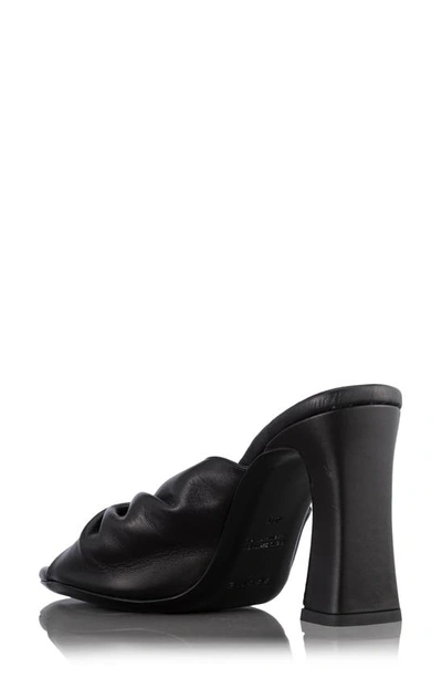 Shop Frame Le Carver Slide Sandal In Noir