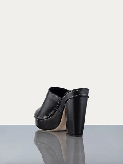 Shop Frame Elio Clogs In Black