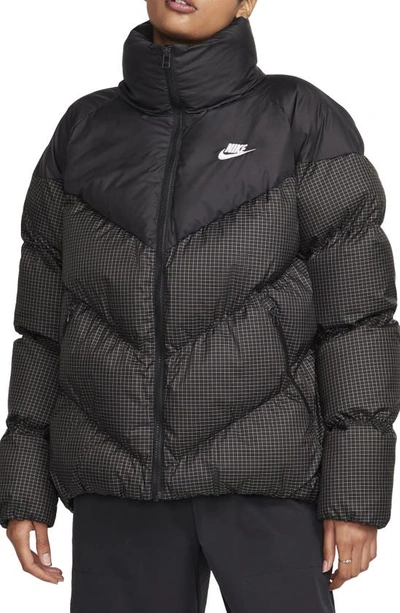 Shop Nike Therma-fit Loose Puffer Jacket In Black/ White
