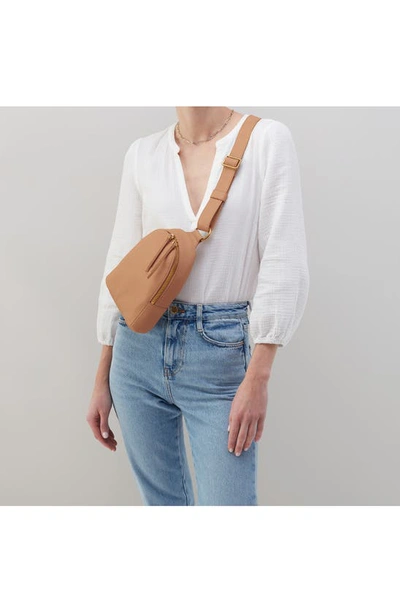 Hobo Fern Leather Sling Bag In Sandstorm