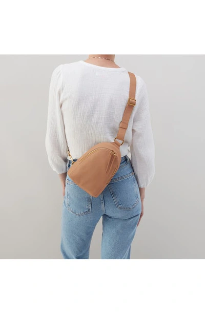 Hobo Fern Leather Sling Bag In Sandstorm